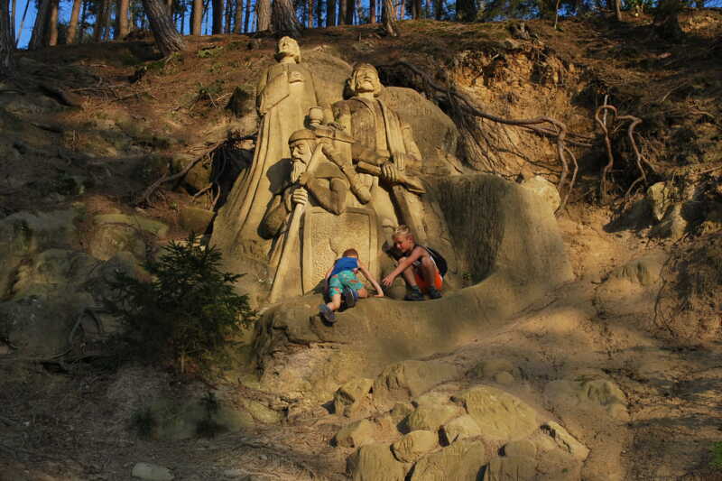 Pískovcové sochy pod Chlumem u Obory - hledejte, najdete!