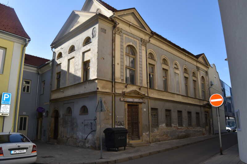 Stará synagoga - aktuální podoba se stále znatelnými empírovými prvky 