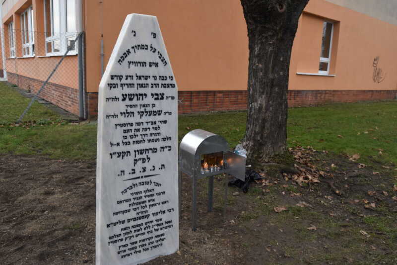 Replika náhrobku rabína Horowitze na starém židovském hřbitově