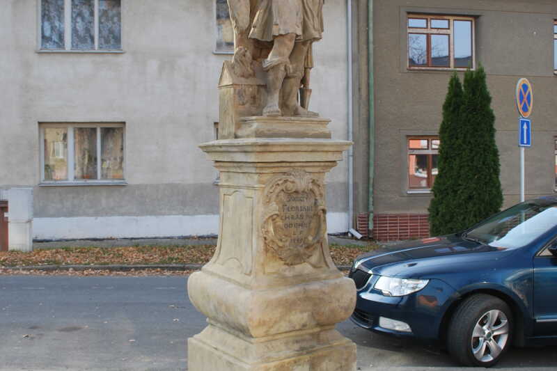 Jedna ze soch v Plumlově - jak by mohl chybět  svatý Florián, ochránce před ohněm a patron hasičů?