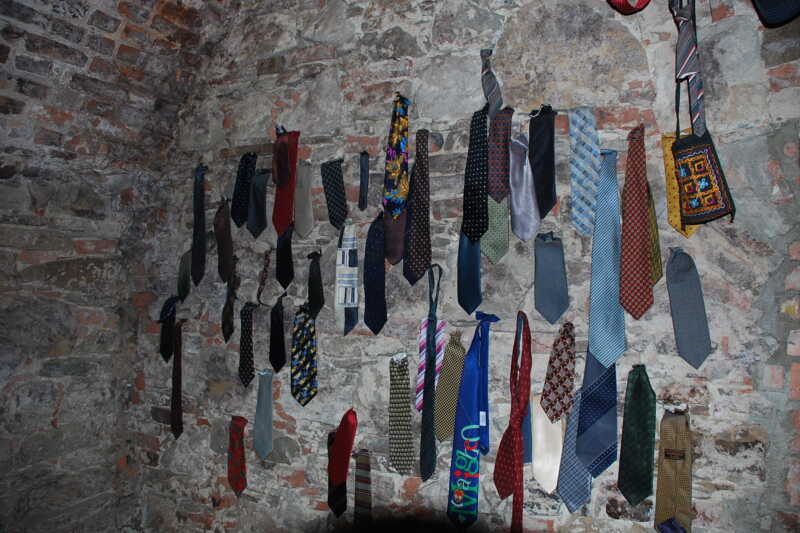 Sbírka ustřižených kravat ve vinném sklepě