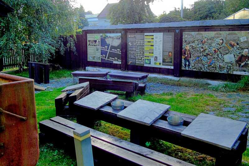 Dětský koutek v exteriéru Muzea břidlice.