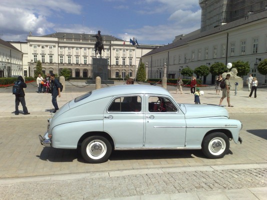 Kysi popuzlární VARSZAWA M-20, z roku 1951