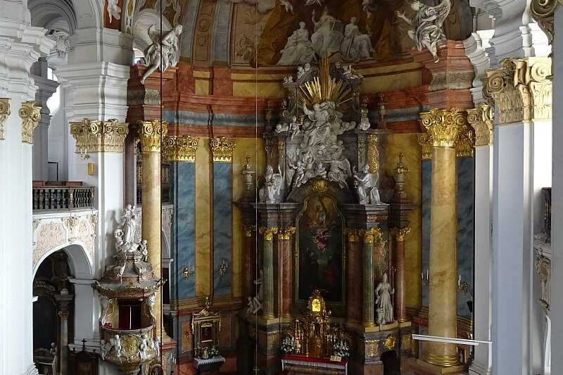 Interiér kostela sv. Petra a Pavla NYsa