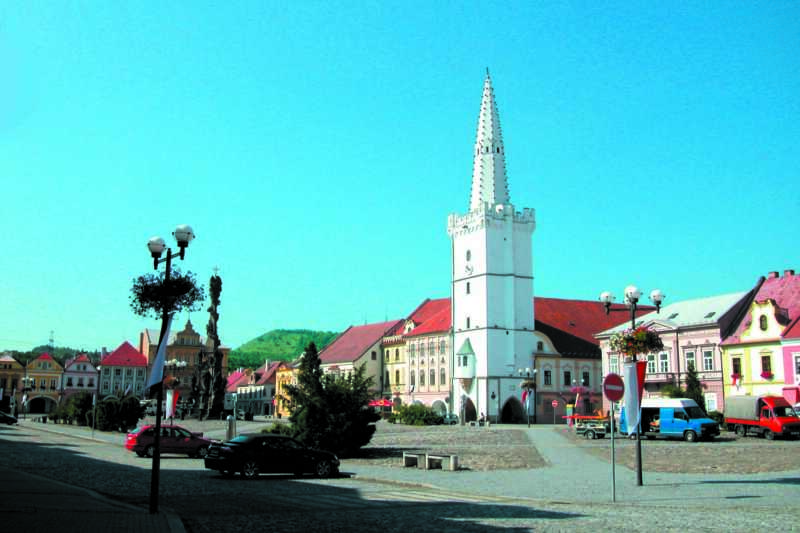 KADAŇ KRÁLOVSKÁ S BÍLOU RADNIČNÍ VEŽÍ