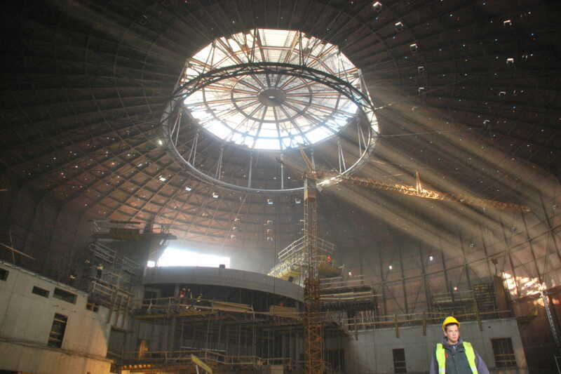 Fotografie z roku 2011, kdy plynojem ještě nebyl GONGEM a svoje koncerty v jeho útrobách předváděly party řemeslníků všeho druhu pod taktovkou arch. Pleskota a pod supervizí ing. Jana Světlíka