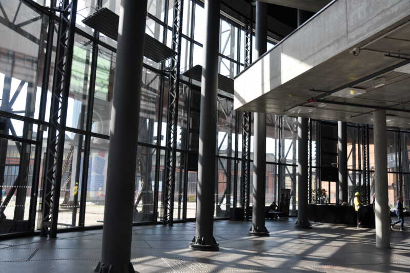 Tady kdysi bývalo těch 14 metrů vody a v prfavém dolním roku fotografie ležela desítky let nevybuchlá bomba. A podívejte se dnes!!!