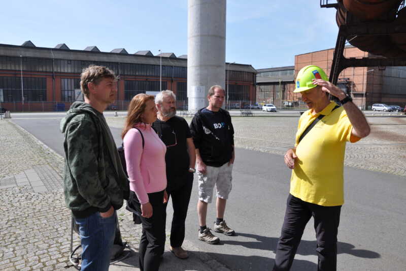 Pan průvodce se nás ujal ještě před GONGEM a od první chvíle bbylo jané, že nejen, že ví, o čem mluví, ale on DOV miluje!!!