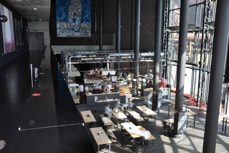 Součástí foyeru je i příjemná kavárna, infocentrum a hlavně - to je prostor!!! 