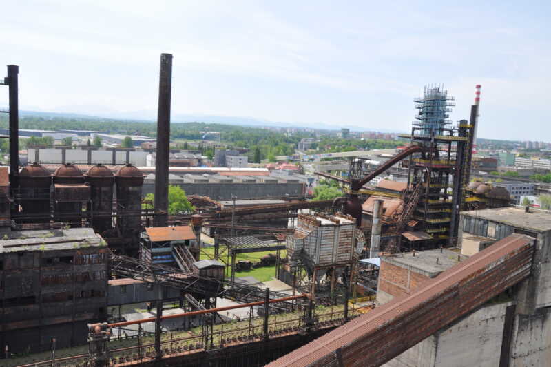 Vpravo se k nebi vzpíná BOLT TOWER