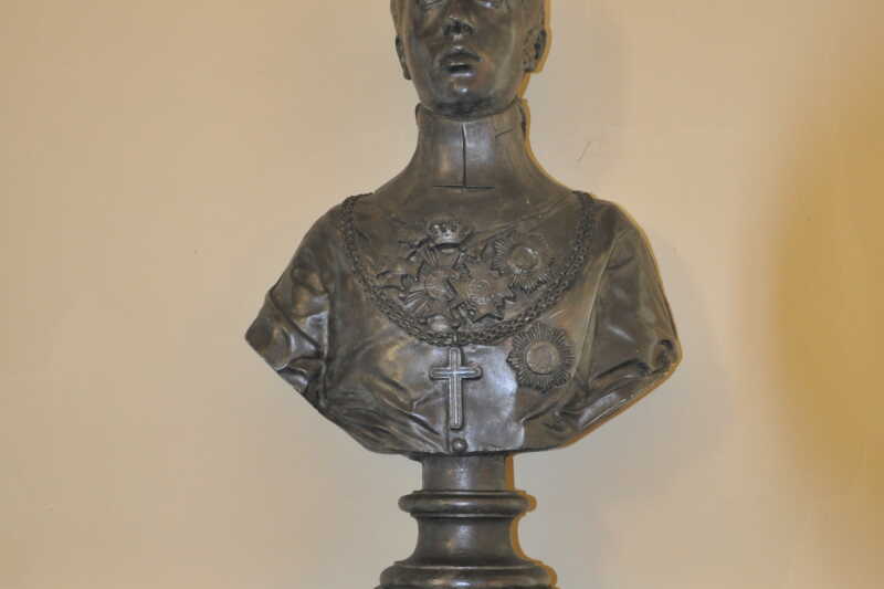 Busta na čestním místě - čípak asi?