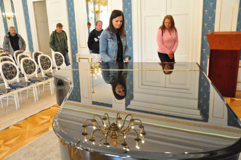 Zrcadlení lustru v "křídle" klavíru Petrof