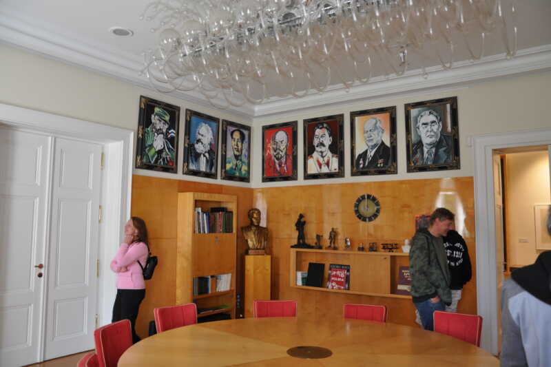 Salónek Sorela - je to takový opravdu vkusně podaný žert nepostrádající celou řadu moudrých postřehů