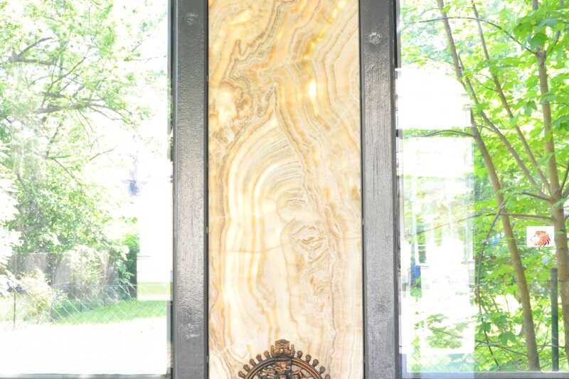 Jeho stěny zdobí rozměrné desky onyxu - mimořádně působivé