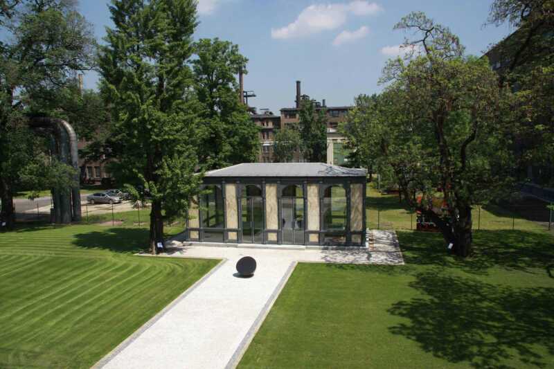 Zahrada s panoramatem železáren. V čele zahradní salonek