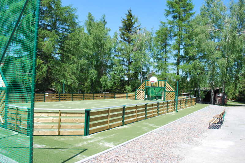 Na dohled z verandy chatek je k dispozici malé hřiště s umělou trávou.