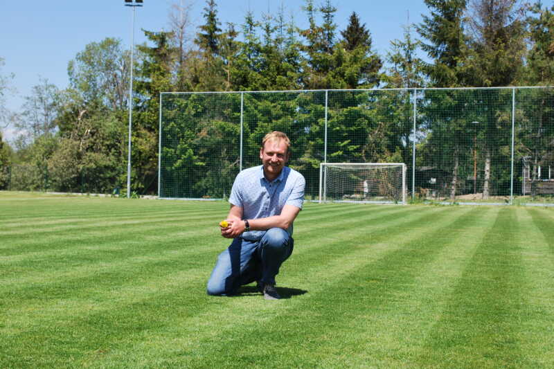 A o dalších pár kroků dál, velké, nové velké fotbalové hřiště s pečlivě střiženým rostlým trávníkem.