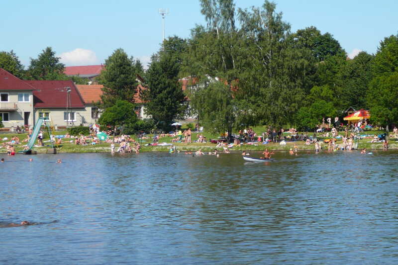 Stoupající letní teploty už celé jedno stoiletí lákají k Suchovskému rybníku stovky, ne-li tisíce návštěvníků