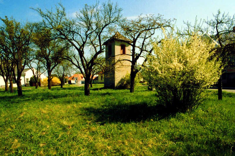Od jara do zimy vítá na Suchém návštěvníky stará zvonice denně ohlašující nejen poledne, ale i "klekání"