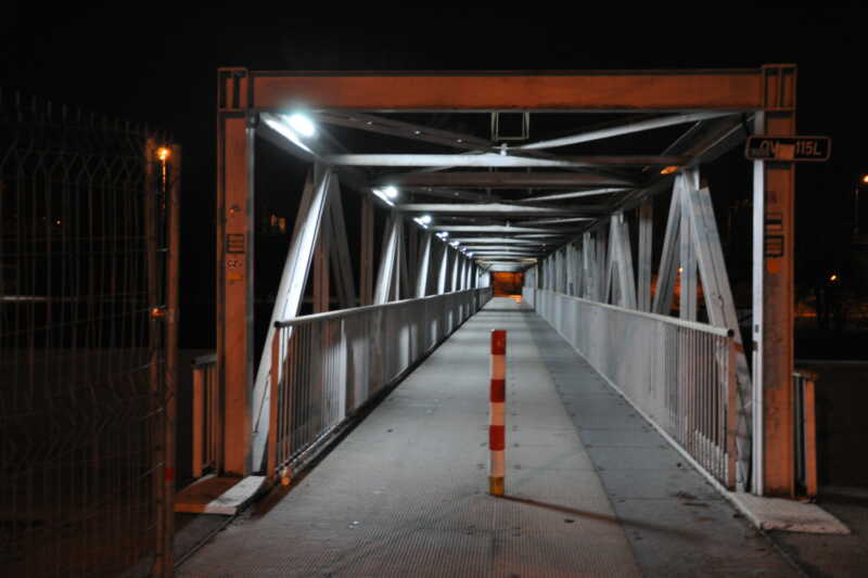I na tu krátkou pěší procházkou po ocelové lávce přes Ostravici - světelná iluminace na její industriální "tváři" dokáže vykouzlit něco jako záhadný úsměv Lisy del Giocondo